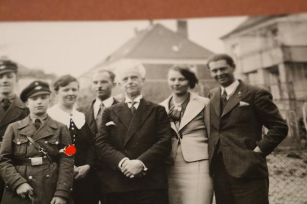 altes Familienfoto - Söhne in vers. Uniformen - SS; HJ usw.